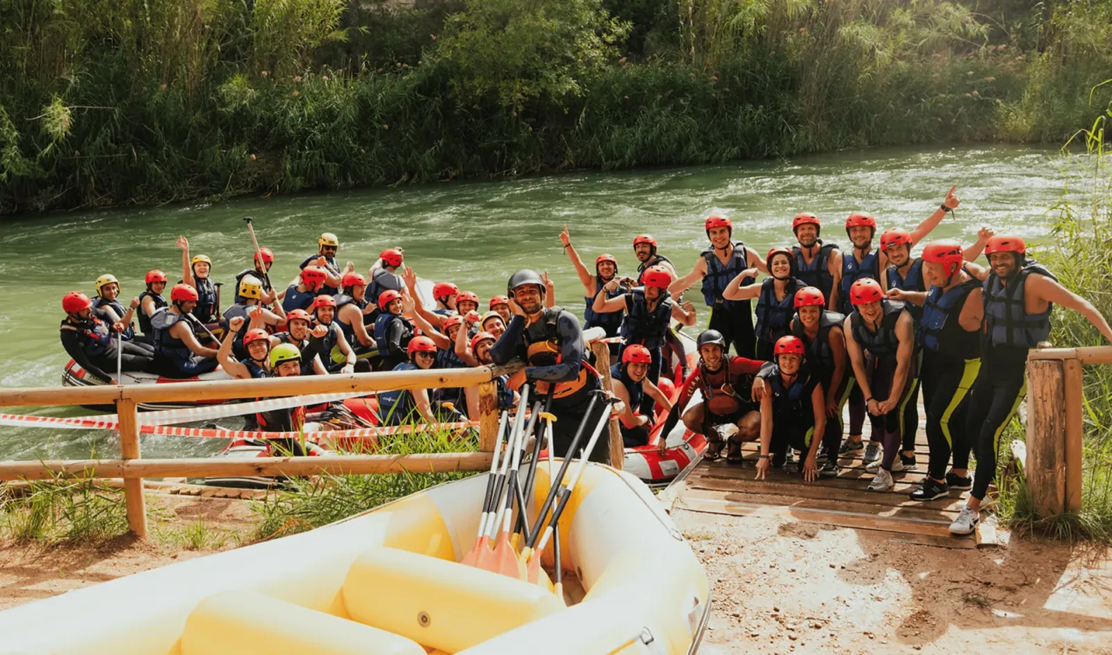 Actividad de rafting en el río